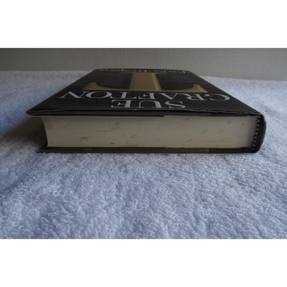 T is for Trespass  Kinsey Millhone Mystery, Book 20 by Sue Grafton hardcover - Picture 4 of 5